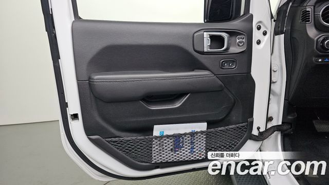 Jeep Wrangler 2022 — photo 14
