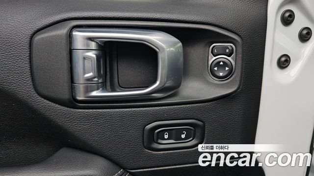 Jeep Wrangler 2022 — photo 33