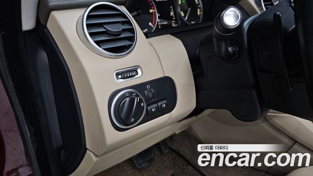 Land Rover Discovery 2016 — photo 28