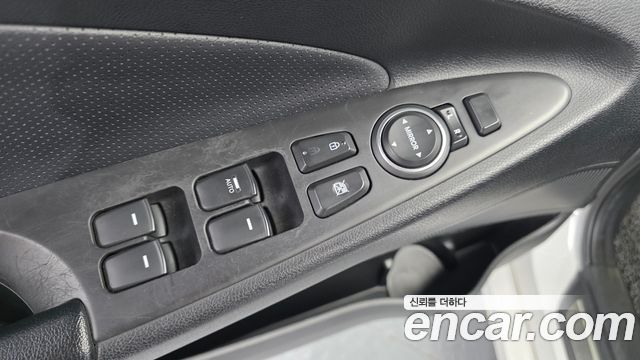 Hyundai Sonata 2011 — photo 14