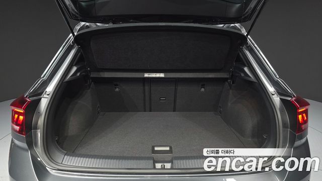 Volkswagen T-Roc 2021 — photo 32