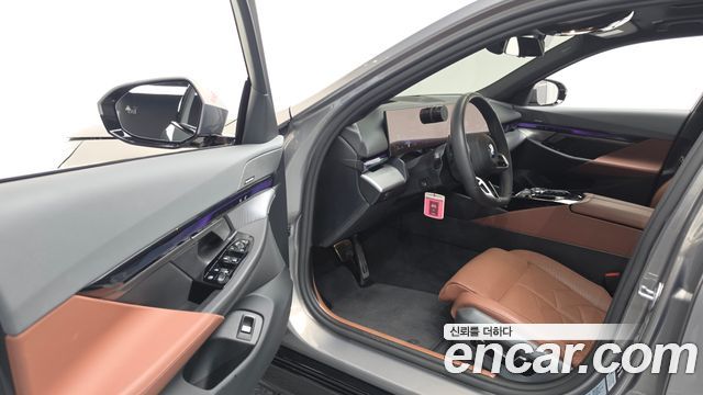 BMW 5-Series 2025 — photo 10