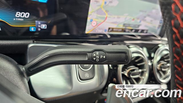 Mercedes-Benz GLB-Class 2022 — photo 12