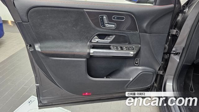 Mercedes-Benz GLB-Class 2022 — photo 14