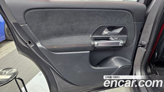 Mercedes-Benz GLB-Class 2022 — photo 15