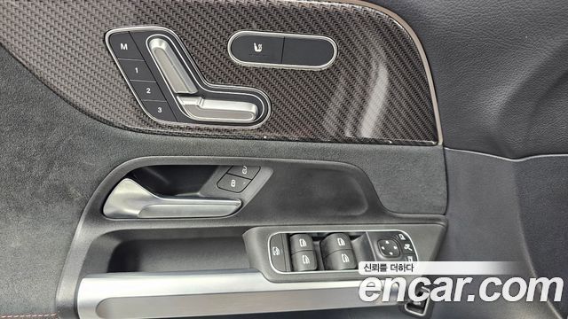 Mercedes-Benz GLB-Class 2022 — photo 28