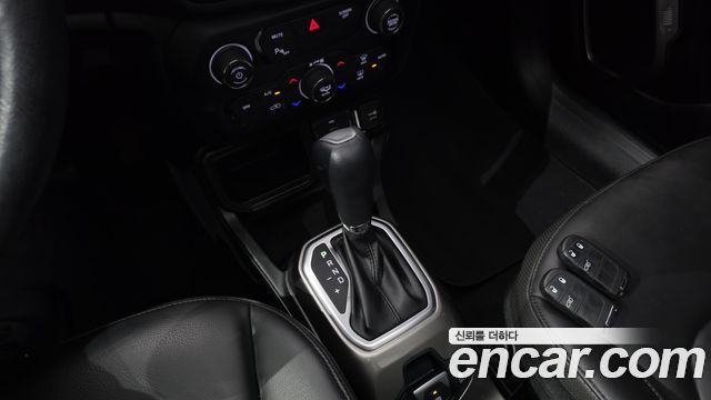 Jeep Renegade 2019 — photo 9