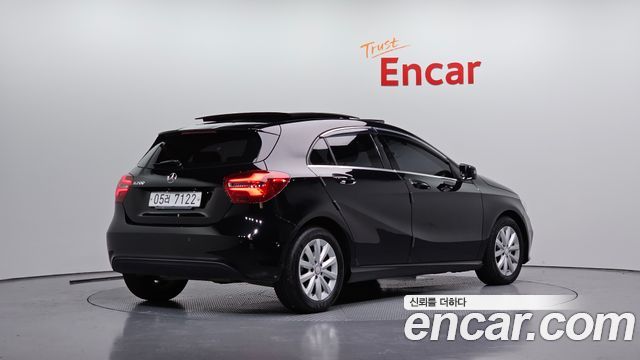 Mercedes-Benz A-Class 2017 — photo 2