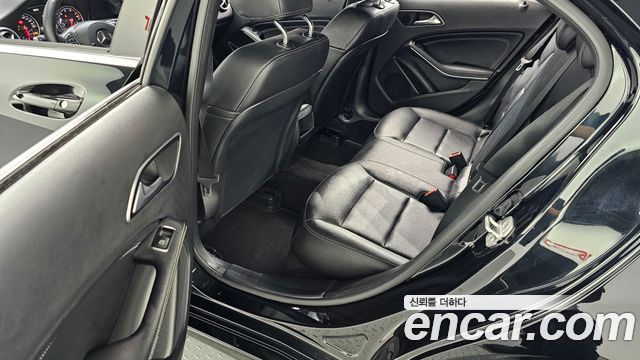 Mercedes-Benz A-Class 2017 — photo 11