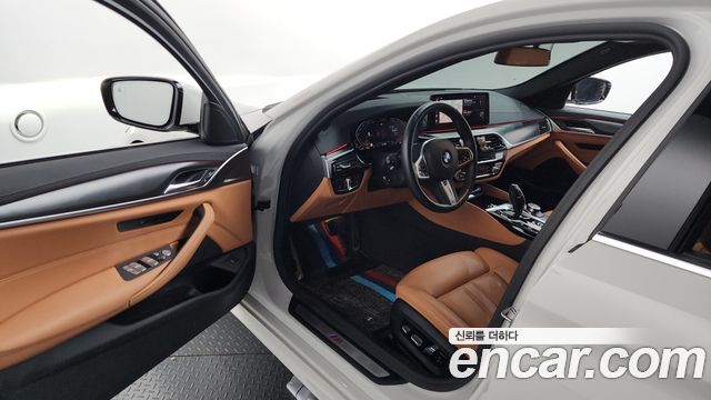 BMW 5-Series 2022 — photo 13