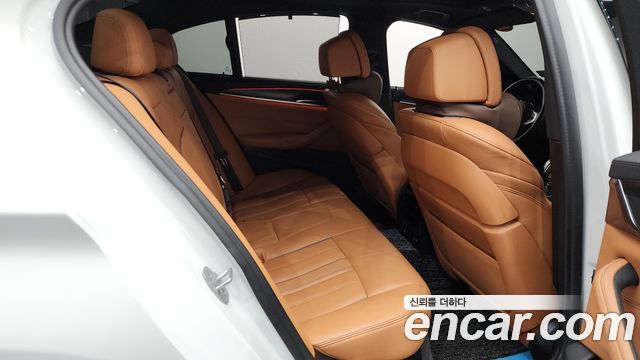 BMW 5-Series 2022 — photo 17