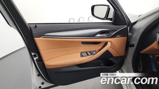 BMW 5-Series 2022 — photo 14