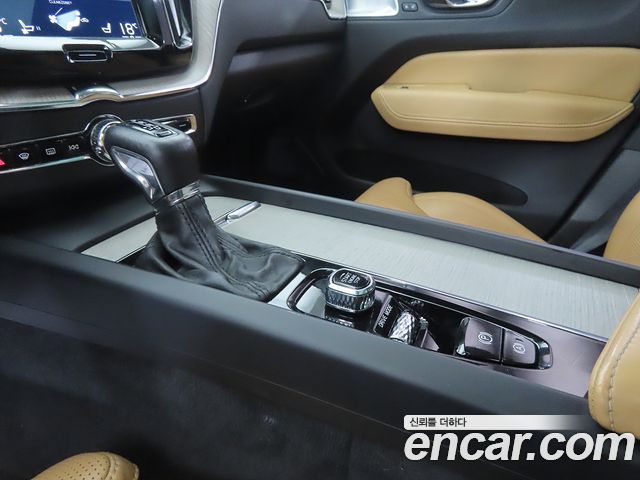 Volvo XC60 2018 — photo 10