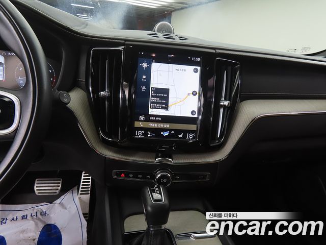 Volvo XC60 2018 — photo 11