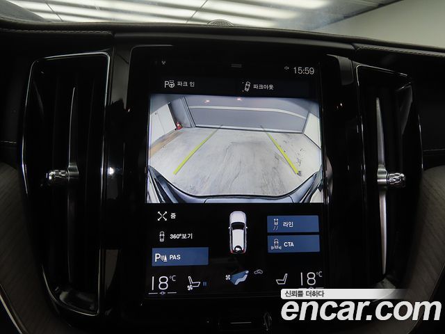 Volvo XC60 2018 — photo 14