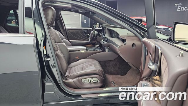 Lexus LS 2019 — photo 11