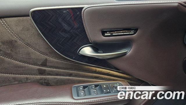 Lexus LS 2019 — photo 16