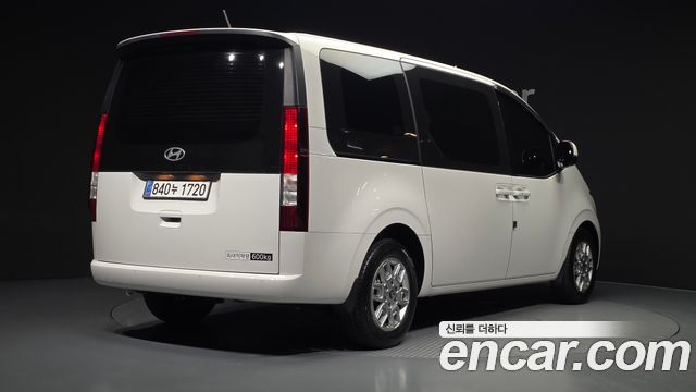 Hyundai Staria 2025 — photo 2