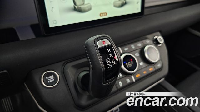 Land Rover Defender 2023 — photo 12