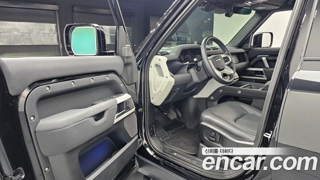 Land Rover Defender 2023 — photo 13