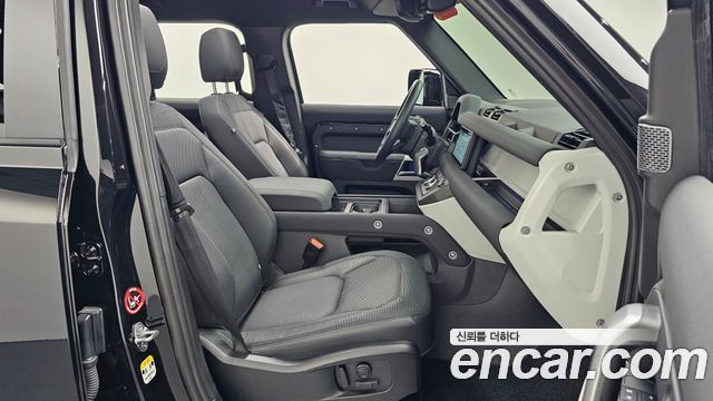 Land Rover Defender 2023 — photo 17