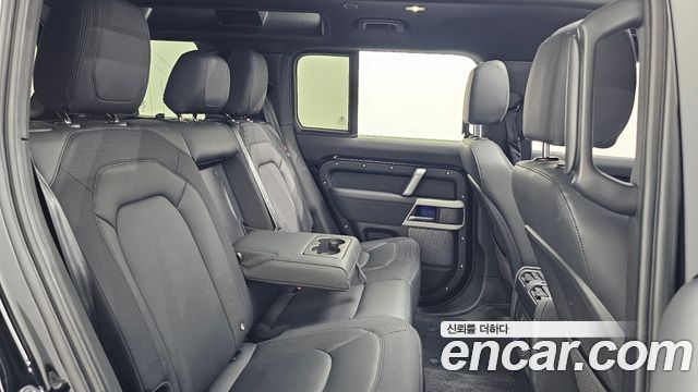 Land Rover Defender 2023 — photo 18
