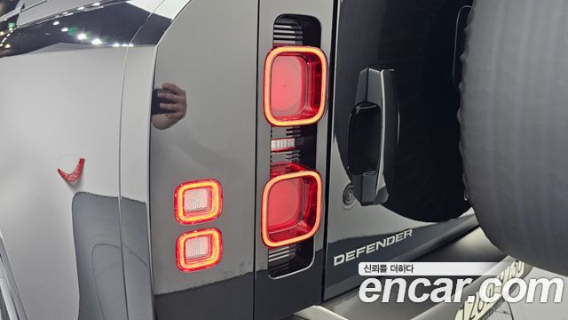 Land Rover Defender 2023 — photo 9