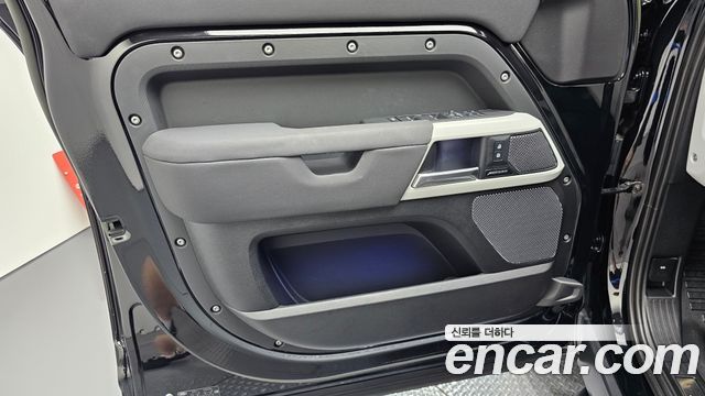 Land Rover Defender 2023 — photo 14