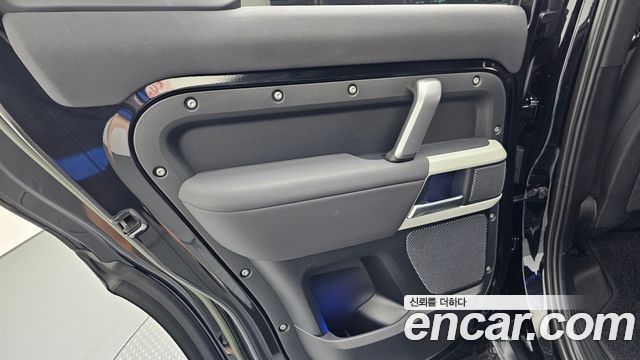 Land Rover Defender 2023 — photo 15