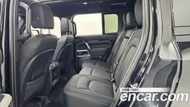 Land Rover Defender 2023 — photo 16