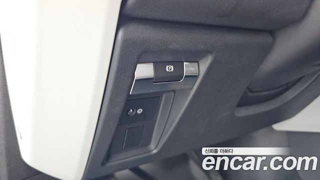 Land Rover Defender 2023 — photo 28