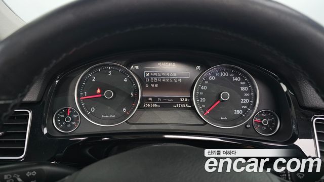 Volkswagen Touareg 2016 — photo 8