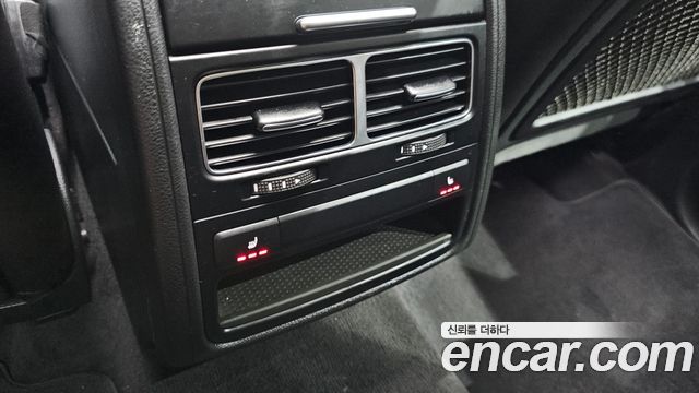 Volkswagen Touareg 2016 — photo 18