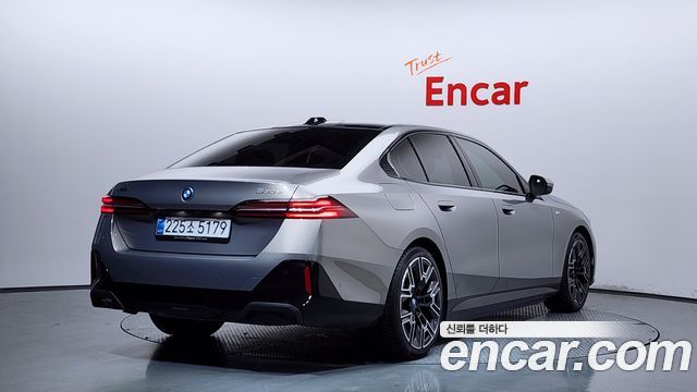 BMW 5-Series 2025 — photo 2