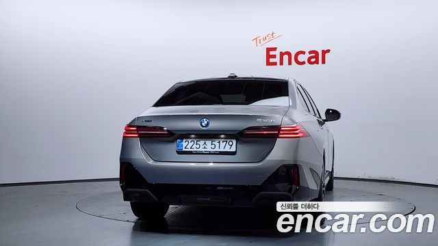BMW 5-Series 2025 — photo 4