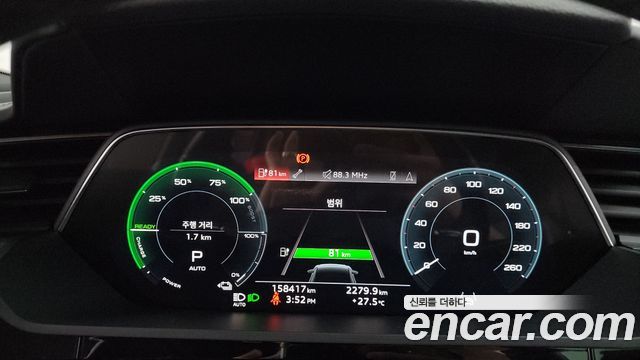 Audi e-tron 2022 — photo 8