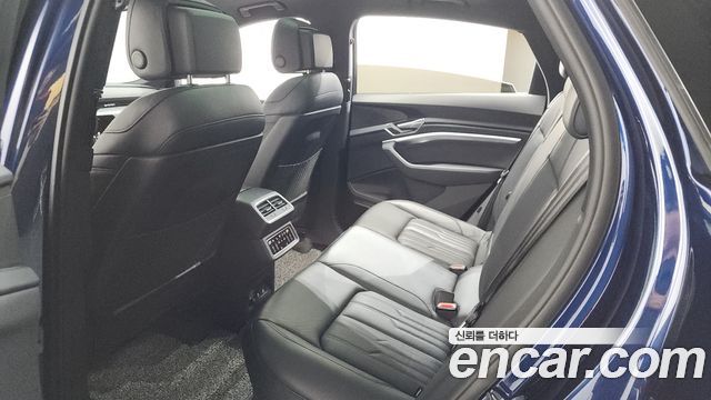 Audi e-tron 2022 — photo 20