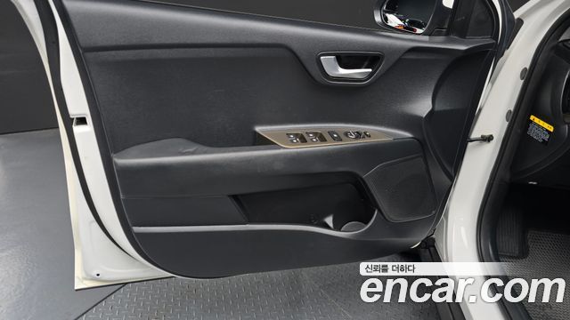 Kia Stonic 2018 — photo 14