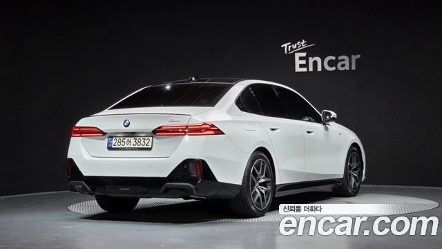 BMW 5-Series 2025 — photo 2