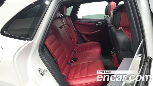 Porsche Macan 2023 — photo 17