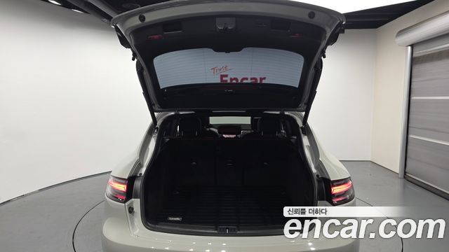 Porsche Macan 2023 — photo 26