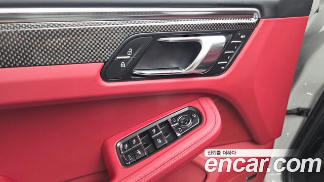 Porsche Macan 2023 — photo 28