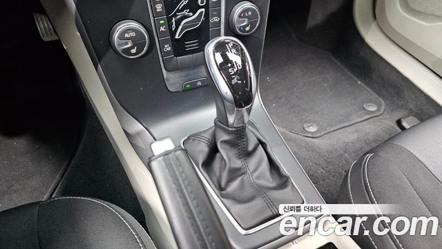 Volvo V40 2015 — photo 9