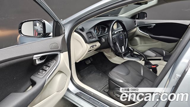 Volvo V40 2015 — photo 12