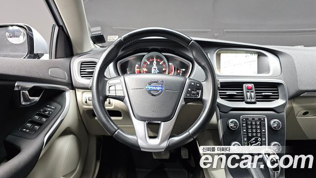 Volvo V40 2015 — photo 13
