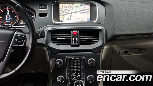 Volvo V40 2015 — photo 14