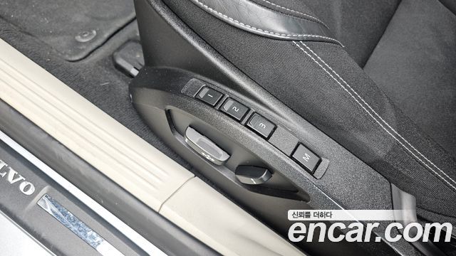 Volvo V40 2015 — photo 16