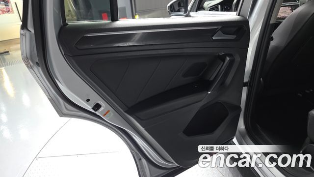 Volkswagen Tiguan 2018 — photo 15