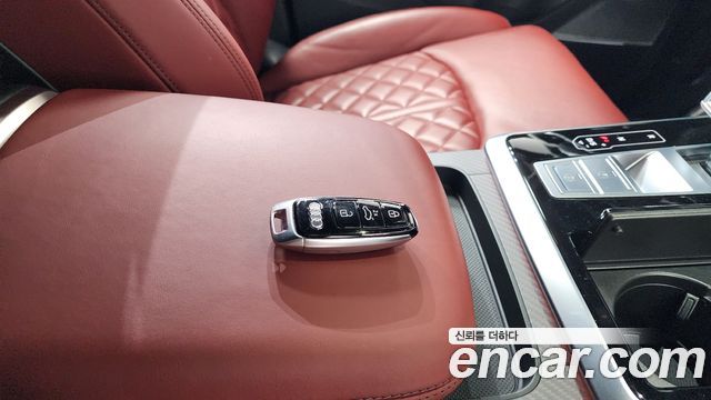Audi SQ7 2025 — photo 21