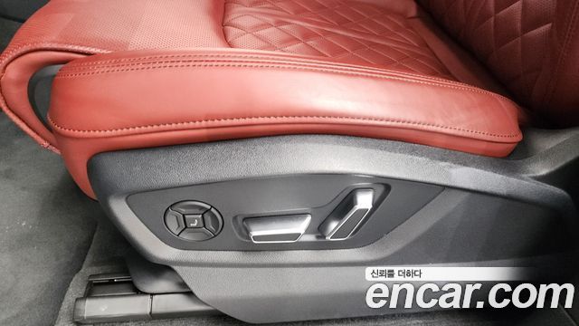 Audi SQ7 2025 — photo 35